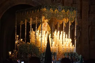 El paso de la Virgen de la Esperanza en su salida de la iglesia de San Esteban