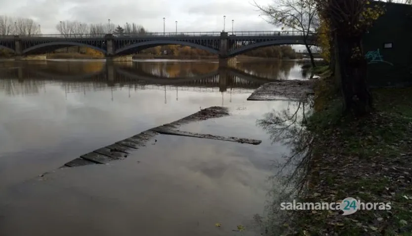 Agua en el Puente Romano y embarcadero del Tormes