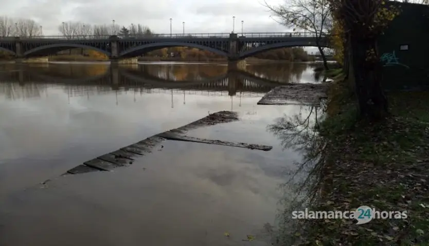 Agua en el Puente Romano y embarcadero del Tormes
