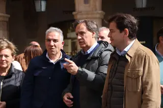 Elías Bendodo, Alfonso Fernández Mañueco, y Carlos Gª Carbayo, participan en un acto de campaña en Salamanca