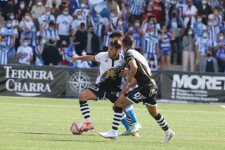 Espina protege un balón ante el Deportivo / FOTO SALAMANCA24HORAS.COM