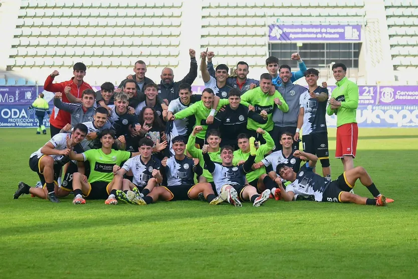 Los jugadores de Unionistas B celebran el triunfo en La Nueva Balastera