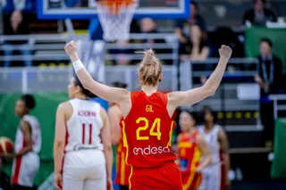 Laura Gil celebra una canasta de España FOTO FEB