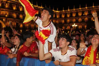 La plaza mayor de Salamanca celebra el gol de Ferrán