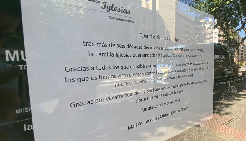 Cartel anunciando que cierran
