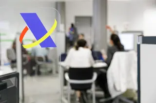 Varias personas son atendidas en la Agencia Tributaria para presentar la declaración de la renta. EP