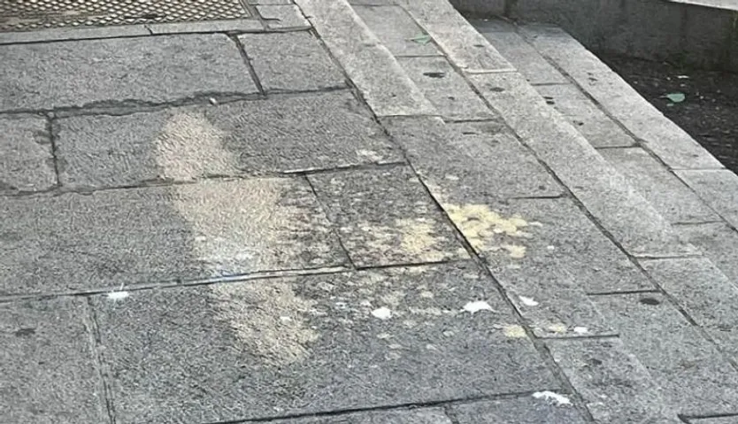 Acera sucia por los escupitajos y los restos arrojados por un vecino de Santos Jiménez a la vía pública