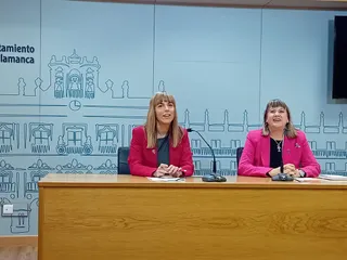 La viceportavoz del Grupo Municipal Socialista en el Ayuntamiento de Salamanca, María Sánchez, y la concejala María García