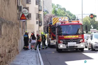 Bomberos en calle ancha (2)