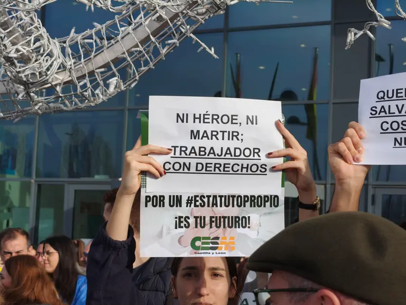 Los médicos se concentran en Salamanca a las puertas del CAUSA por la huelga de facultativos