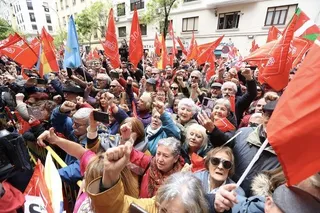 Gente apoyando a Pedro Sánchez en Ferraz