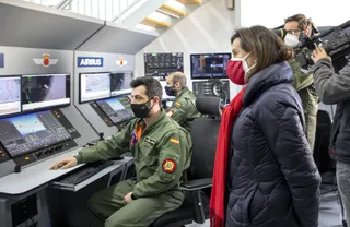 La ministra de Defensa indaga en la labor del Grupo de Escuelas y alienta a los rastreadores de COVID de la base aérea de Matacán