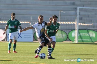 Carmona, en el duelo de ida ante el Coruxo.