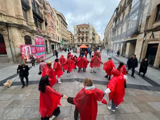 Un lazo rojo humano cubre la plaza del Liceo por el Día Mundial de la Lucha contra el Sida