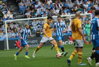 Javi Villar dando un pase en Riazor | USCF