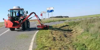 Cantaracillo comienza a desbrozar los alrededores del casco urbano