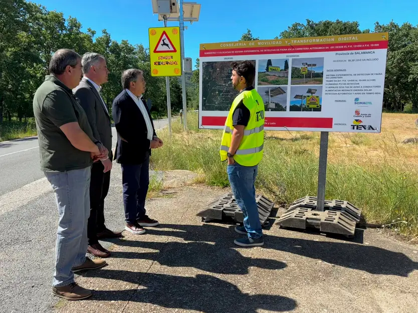 El director general de Carreteras e Infraestructuras, Jesús Puerta visita el sistema experimental para la detección de fauna instalado en la SA-201 | Comunicación Junta de Castilla y León