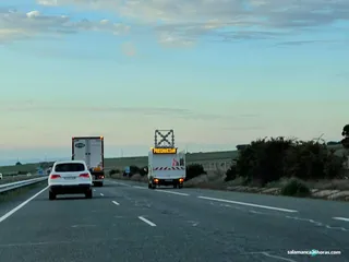 Un camión vuelca en la A-66 a su paso por Martinamor y su conductor es excarcelado por los Bomberos