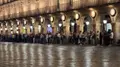 Fans de Tony Hadley se cobijan en los soportales de la Plaza Mayor por la lluvia.