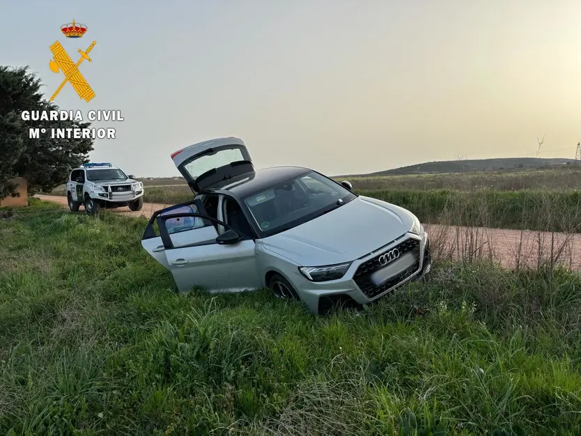 Coche que los detenidos dejaron abandonado en Aldeatejada