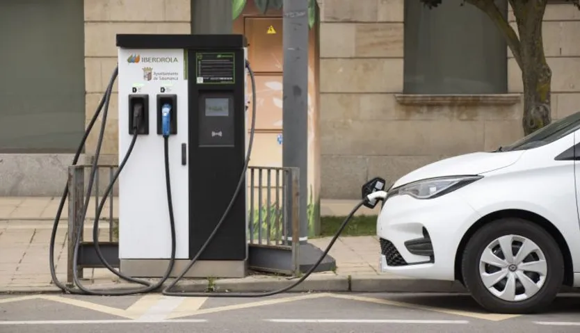 Un coche eléctrico en el cargador situado en el paseo del Rector Esperabé
