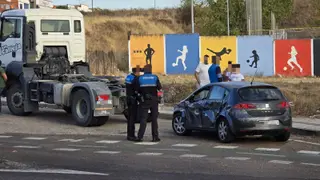 Colisión entre un turismo y un camión en el Polígono de los Villares | S24H
