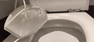 Una mascarilla junto a un inodoro
