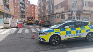 Rompen una tubería de gas en la calle Amapolas y tienen que acudir los bomberos