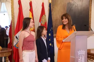 La concejala de Deportes, Almudena Parres, recibe a los deportistas salmantinos Julia Rufes Polo y Sasha Álvarez Laso