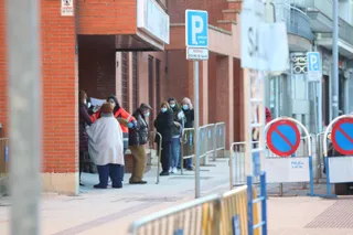 Colas este miércoles en el centro de salud de la Alamedilla
