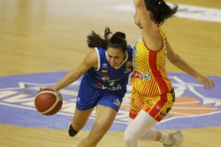 Cazorla se topa con una jugadora de Girona | FOTO SALAMANCA24HORAS.COM