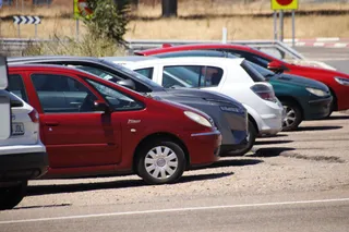 Coches estacionados en vacaciones de verano