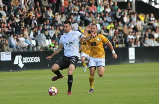 Losada persigue a un jugador del Real Unión | FOTO UNIONISTAS CF