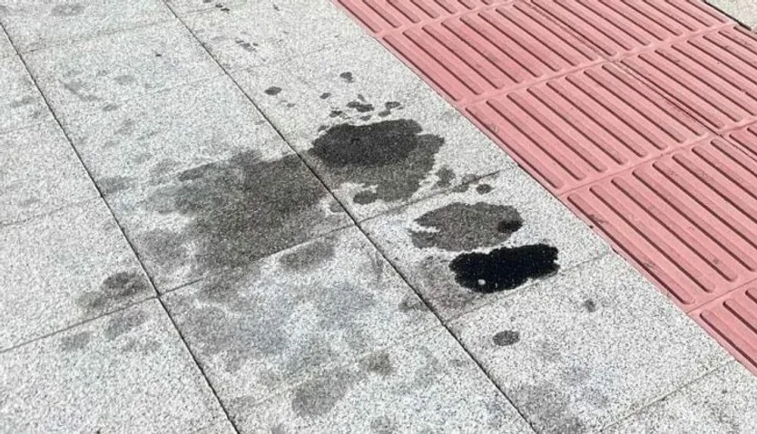 Manchado de aceite cerca de la zona infantil en la calle Alicante (2)