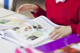 Una escolar lee un libro de texto en su colegio de Madrid.