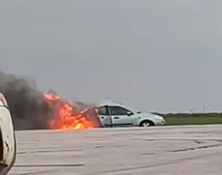 Coche ardiendo en las inmediaciones de la gasolinera de Robliza de Cojos | José María González Ruiz