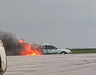 Coche ardiendo en las inmediaciones de la gasolinera de Robliza de Cojos | José María González Ruiz