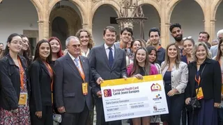 El presidente de la JuntaCyL, Alfonso Fernández Mañueco junto a el presidente de la Confederación Internacional de Casas Regionales de Castilla y León, Fernando Guerra. Foto ICAL