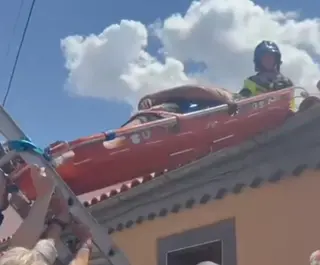 Bomberos Y Guardia Civil Asisten Y Evacuan a Un Vecino De Un Tejado De Cipérez