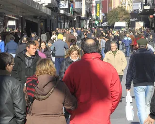 Gente por la calle. Foto de archivo
