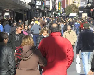 Gente por la calle. Foto de archivo
