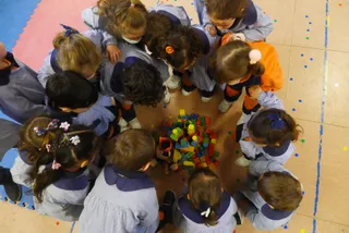 Un grupo de niños en una clase