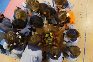 Un grupo de niños en una clase
