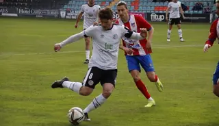 Raúl Beneit persigue a Amaro | FOTO SALAMANCA24HORAS.COM