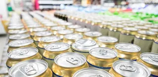 Multado con 300 euros por arrojar latas de cerveza por la ventana en una conocida calle de Salamanca