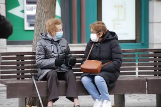 Dos señoras mayores charlan en un banco en una fría jornada en Salamanca. Foto: SALAMANCA24HORAS.