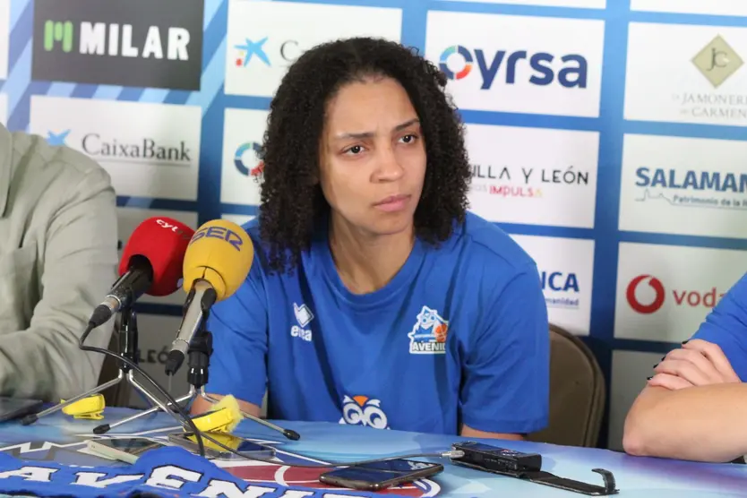 Presentación de la nueva jugadora del Perfumerías Avenida, Cierra Burdick.