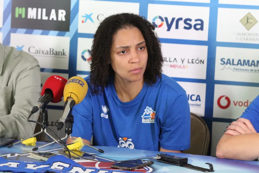 Presentación de la nueva jugadora del Perfumerías Avenida, Cierra Burdick.