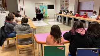 La biblioteca de Peñaranda ha acogido un taller de bibliocreatividad y magia a cargo de Fernando Saldaña