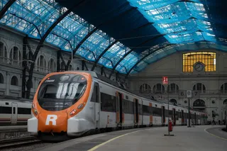 Un tren en la estación de Francia, donde opera Rodalies, a 21 de febrero de 2025, en Barcelona, Catalunya (España). - David Zorrakino - Europa Press